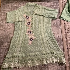 Pakistani dress 5 pieces long sleeve it has tow different pieces under dress.